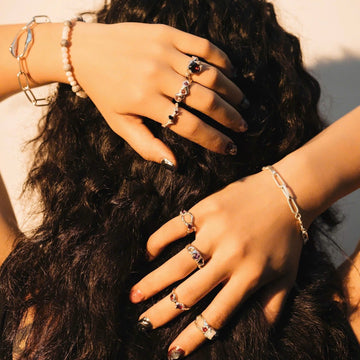 Comment porter des bijoux en argent d’une manière qui vous ressemble vraiment