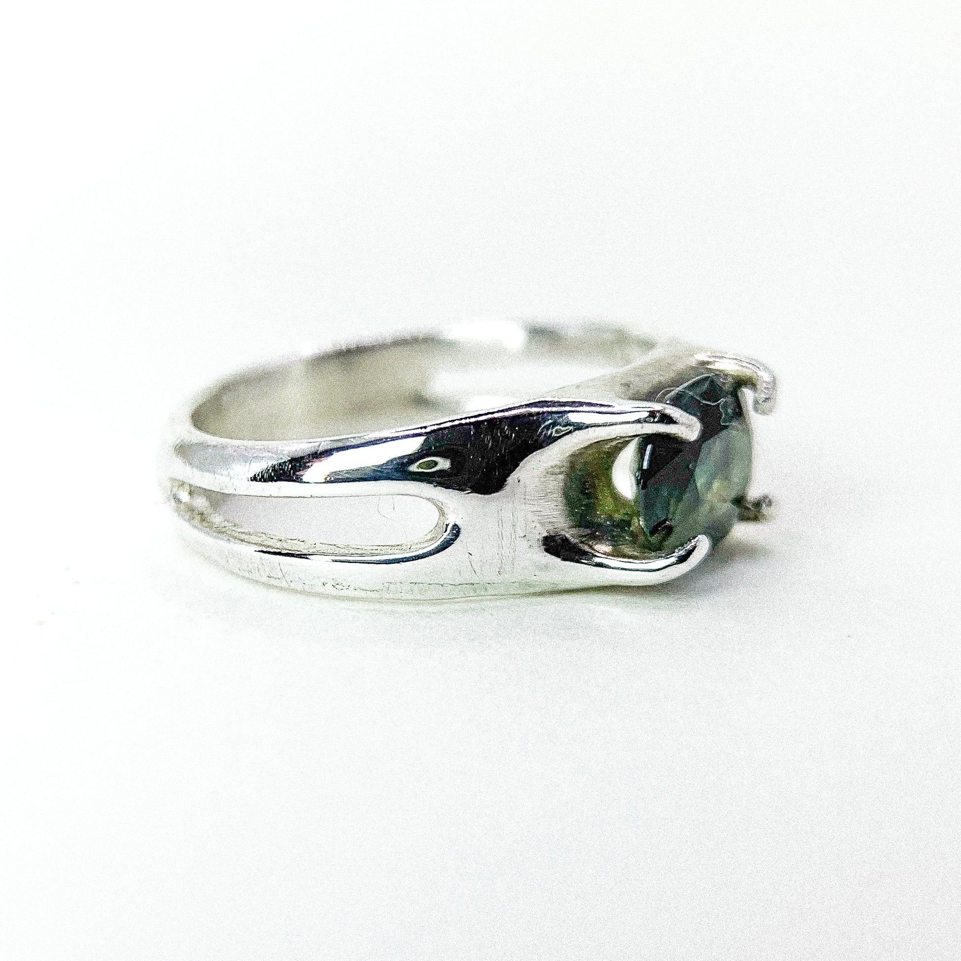 Green Tourmaline Four Claw Silver Ring — detail view