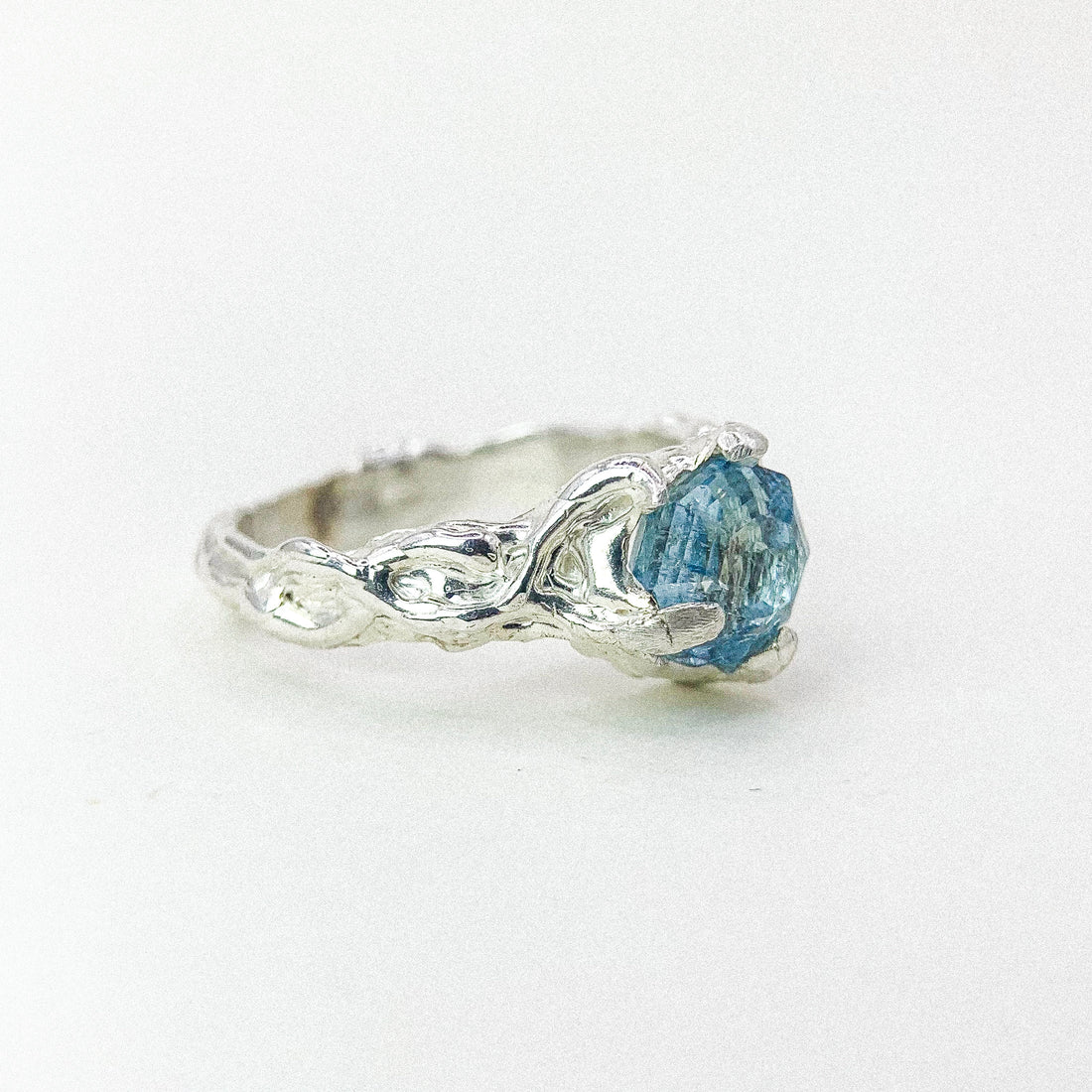 Round Aquamarine Silvle Ring
