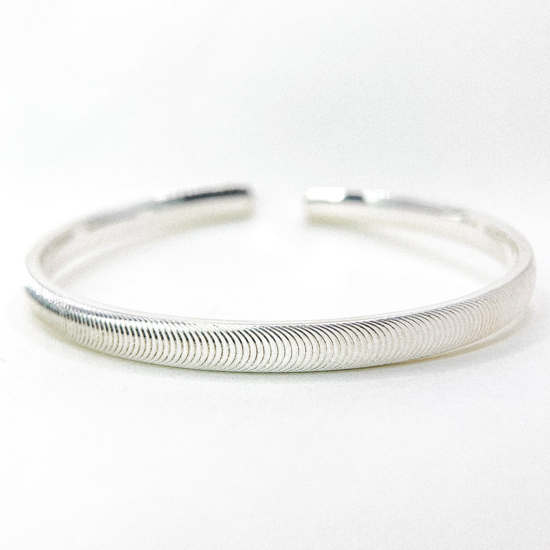 Cat Eye Effect Silver Bangle