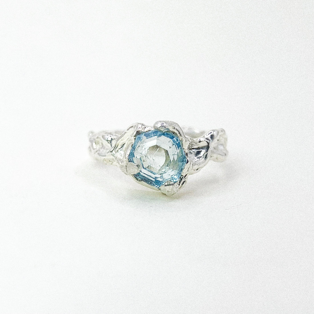 Round Aquamarine Silvle Ring