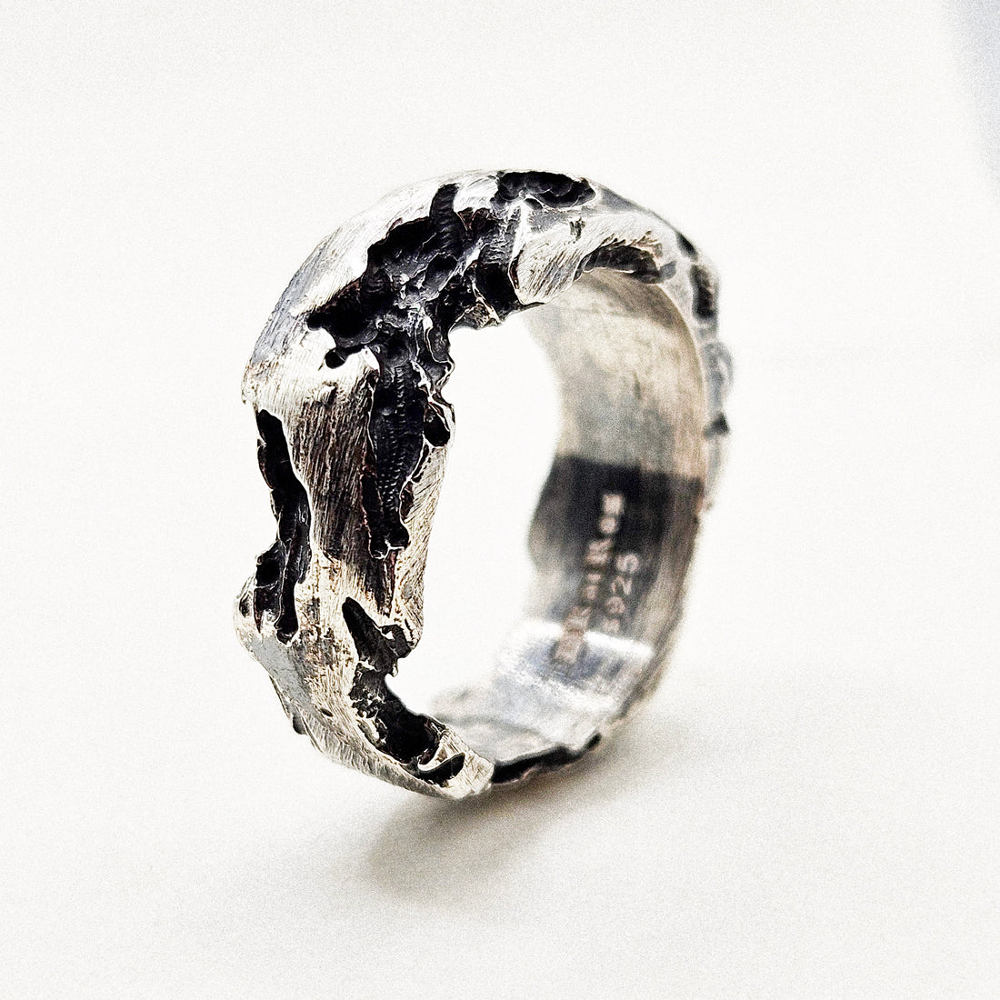 Dark Mineral Vein Band Silver