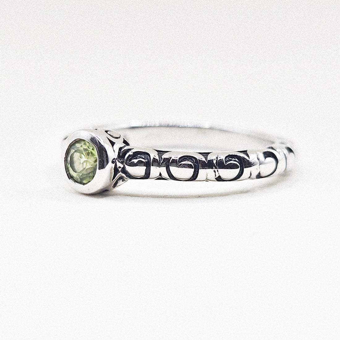Peridot Pattern Band Silver RIng