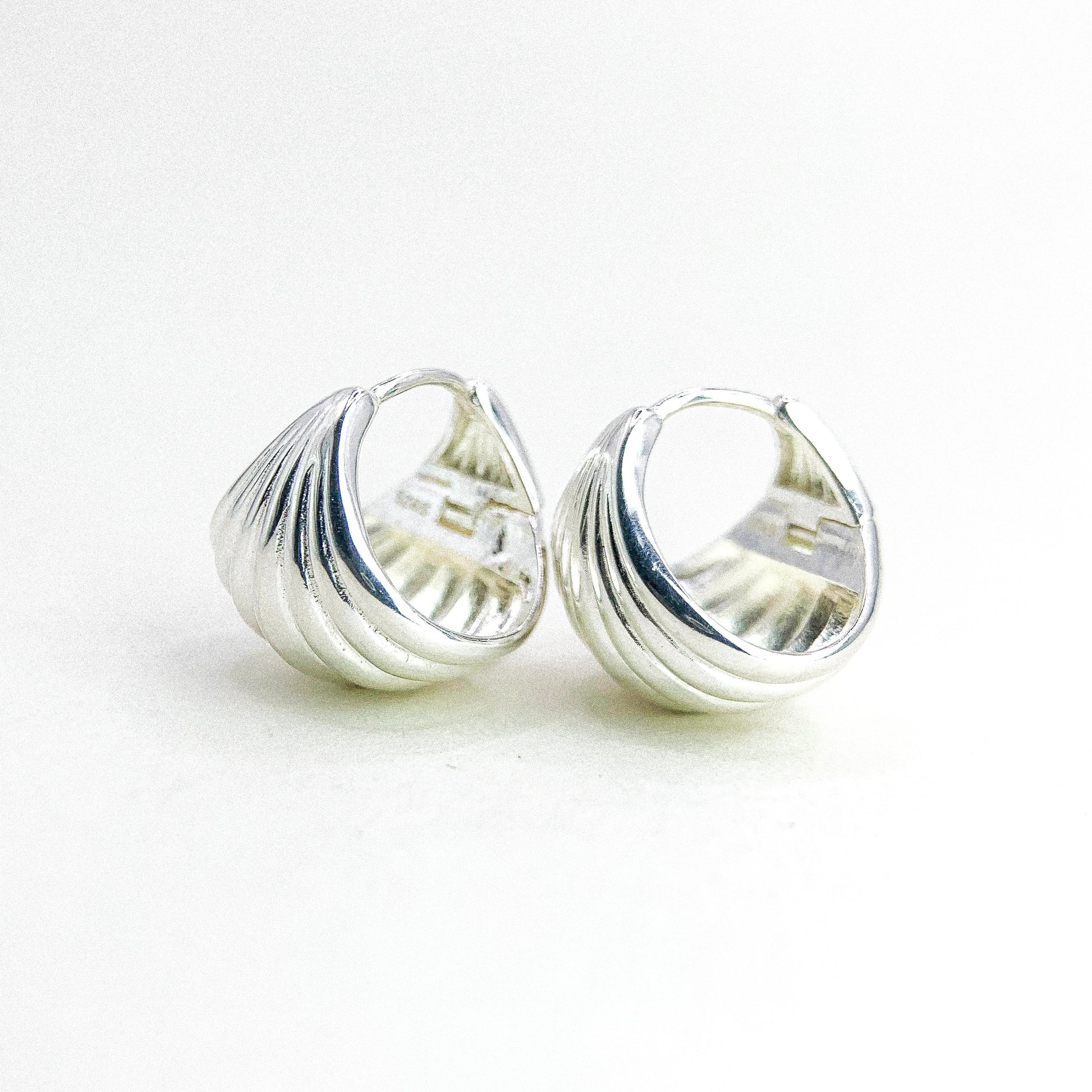 Curved Shell Silver Ep Ear Hoop — detail view