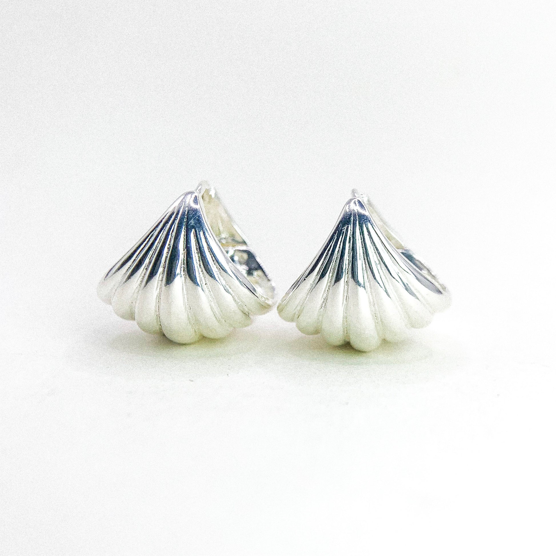 Curved Shell Silver Ep Ear Hoop — detail view