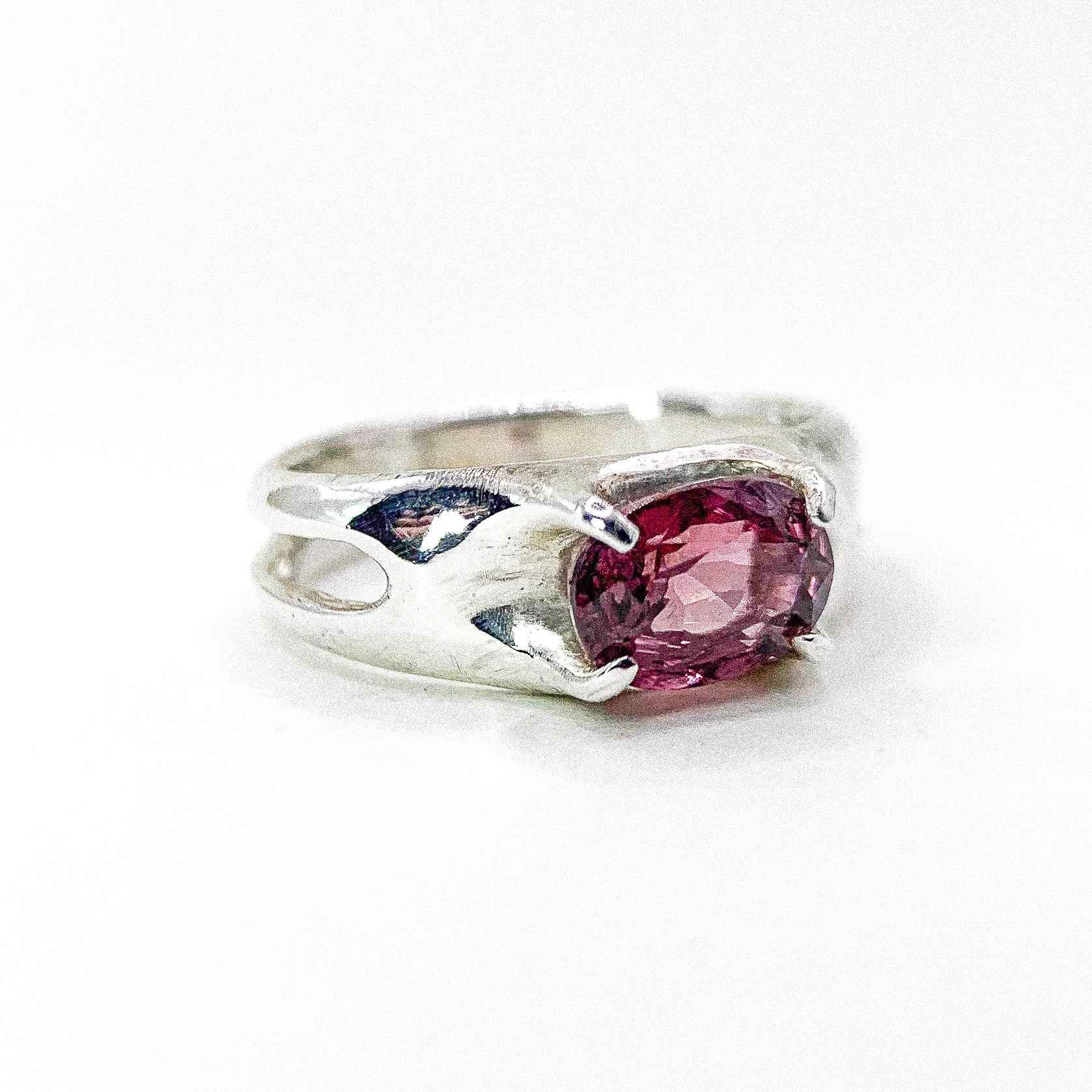 Garnet Four Claw Silver Ring — detail view