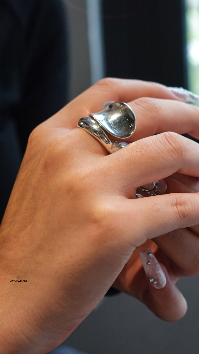 Open Giant Twist Flat Silver Ring — detail view