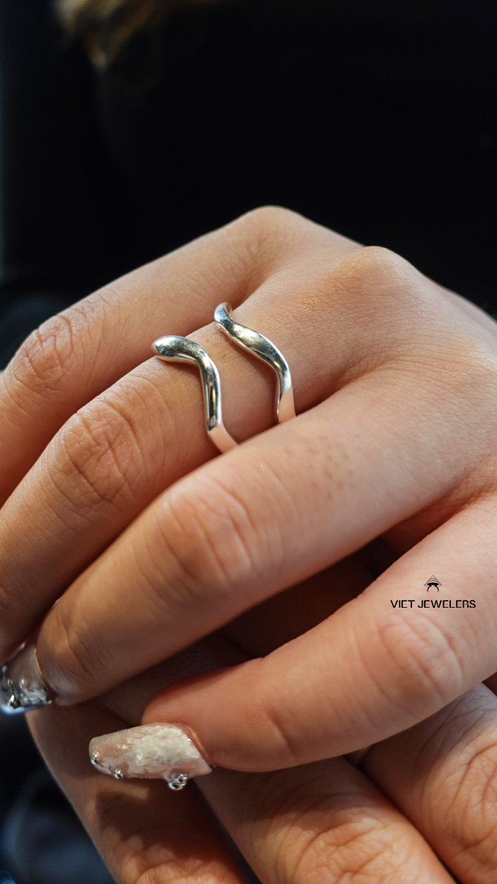 Double Zig Zag Line Silver Ring — detail view