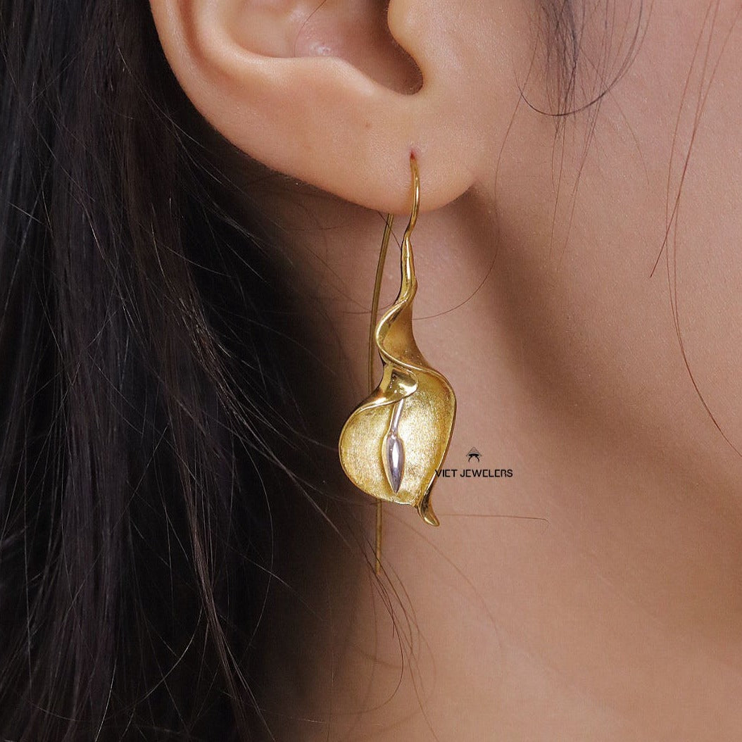 Flower and Silver Pistil Ear Hook — Gold Plated