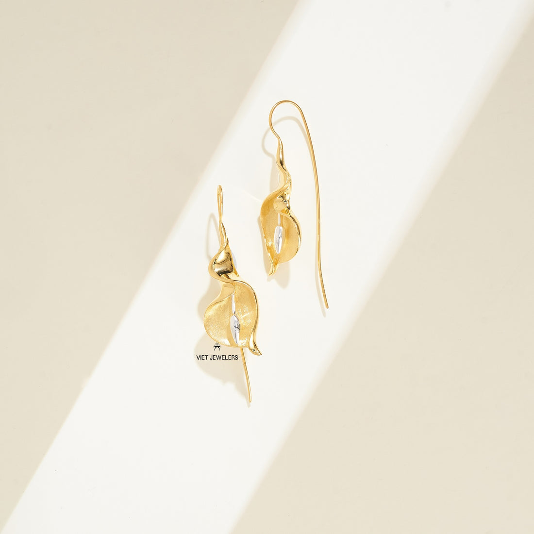 Flower and Silver Pistil Ear Hook — Gold Plated
