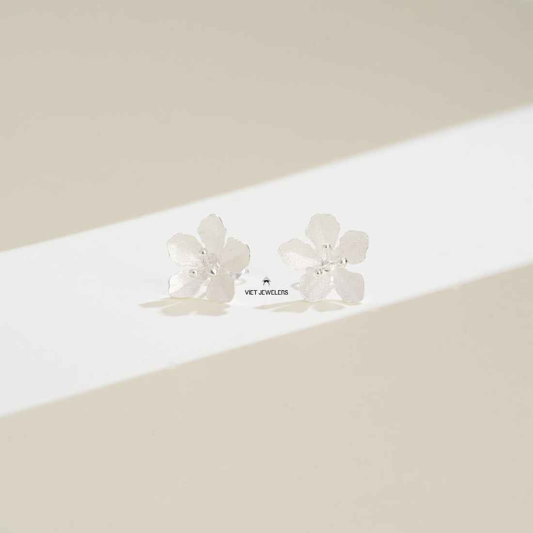 Five Wavy Petal Flower Ear Stud