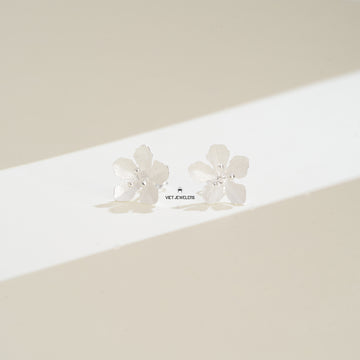 Five Wavy Petal Flower Ear Stud